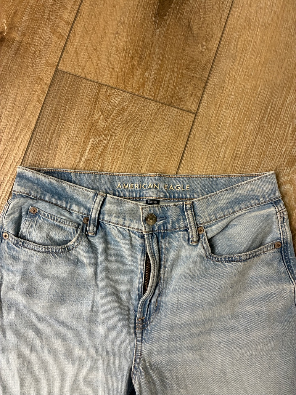 American Eagle Strigid Baggy Low Rise Ultra Wide Leg Jeans Size 2 Light Wash - Picture 2 of 4